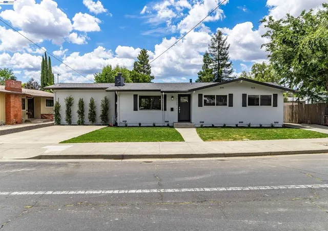 Homes for sale in Livermore, CA | 1121 N P St, Livermore, CA 94551 | MLS# 41136133