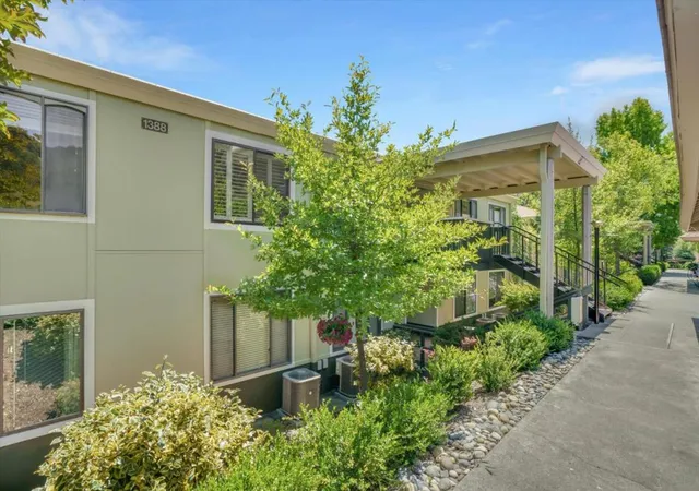 2nd image of 1388 Rockledge Ln #5, Walnut Creek, CA 94595 | MLS# ML82048705