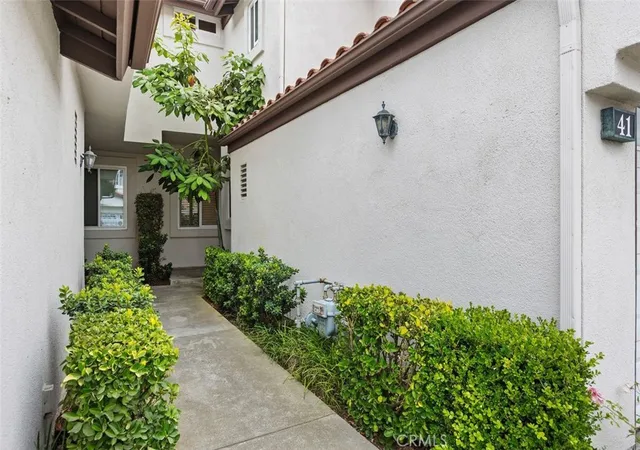 Photo 2 of Townhouse for sale at 41 Via Lampara, Rancho Santa Margarita, CA 92688 | MLS# OC26111124 | Listing updated on 2026-10-01
