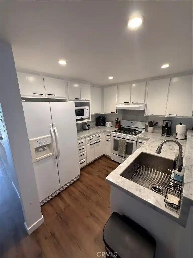 Listing Photo 2 - Condo for sale in 179 Gazania Ct located at 179 Gazania Ct, Thousand Oaks, CA 91362 - Unit 179 Gazania Ct