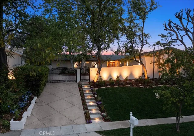 4th image of 23925 Crosson Dr, Woodland Hills, CA 91367 | MLS# SR26114906
