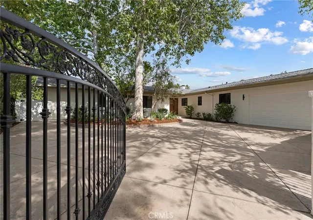 5th image of 23925 Crosson Dr, Woodland Hills, CA 91367 | MLS# SR26114906