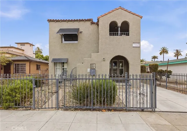 Photo 2 of Multi family home for sale at 2911 S Palm Grv Ave, Los Angeles, CA 90016 | MLS# SB26115015 | Listing updated on 2026-10-12