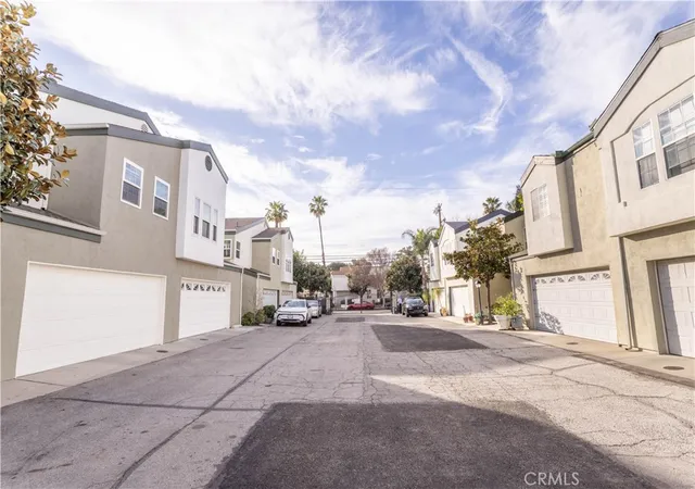 3rd image of 9146 Lemona Ave #105, North Hills, CA 91343 | MLS# SR26115402