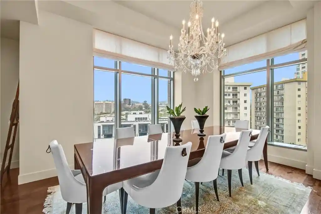 Listing Photo 2 - Condo for sale in 10776 Wilshire Blvd located at 10776 Wilshire Blvd, Los Angeles, CA 90024 - Unit #901