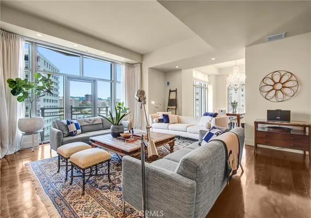 Listing Photo 4 - Condo for sale in building located at 10776 Wilshire Blvd, Los Angeles, CA 90024 - Unit #901