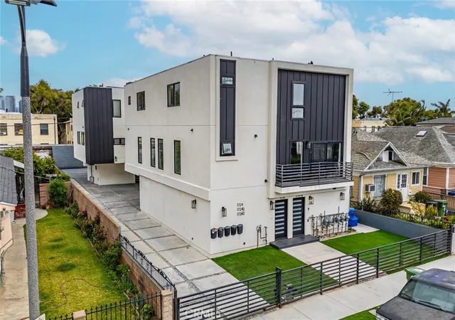 1st image of 1724 Menlo Ave, Los Angeles, CA 90006 | MLS# BB26115819