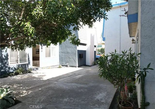 Listing Photo 2 - Condo for sale in building located at 425 15th, Huntington Beach, CA 92648 - Unit #