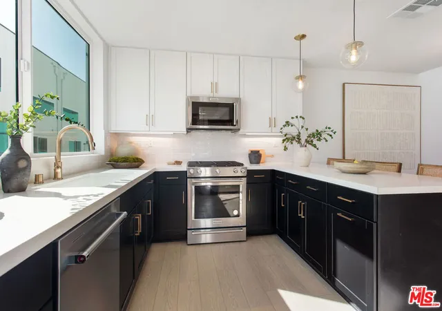 2nd image of 11222 W Victory Blvd #2, North Hollywood, CA 91606 | MLS# 26839865