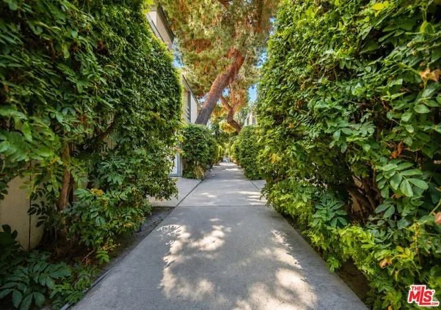 2nd image of 7550 Zombar Avenue, Van Nuys, CA 91406 | Houzeo