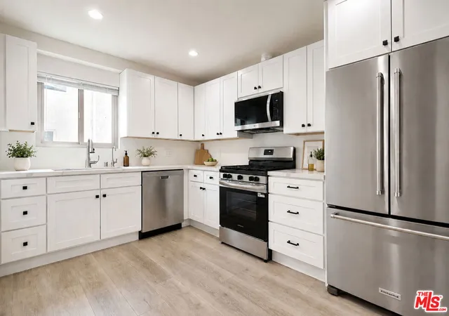 4th image of 7550 Zombar Ave #8, Van Nuys, CA 91406 | MLS# 26835303