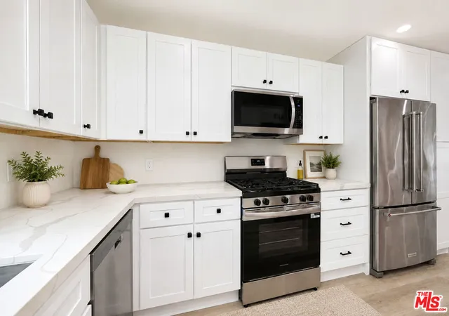 5th image of 7550 Zombar Ave #8, Van Nuys, CA 91406 | MLS# 26835303