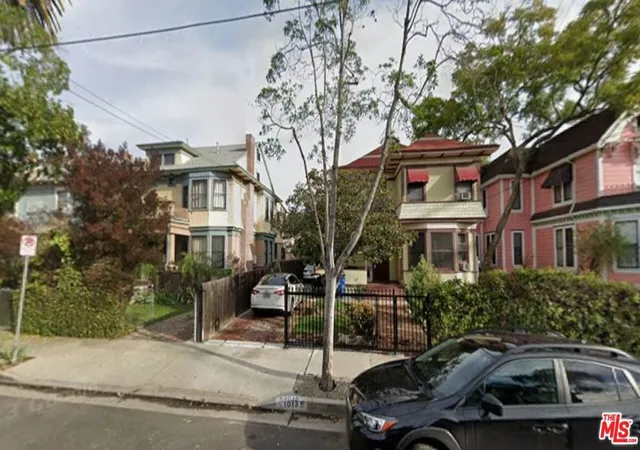 Listing Photo 4 - Condo for sale in building located at 1017 W 24th St, Los Angeles, CA 90007