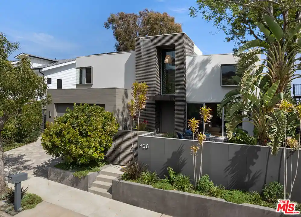 Photo 1 of Single family home for sale at 928 Las Lomas Ave, Pacific Palisades, CA 90272 | MLS# 26839871 | Listing updated on 2026-10-19