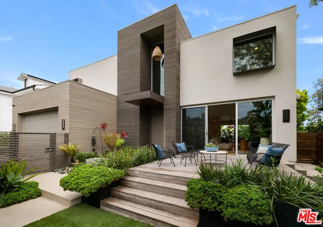 Photo 3 of Single family home for sale at 928 Las Lomas Ave, Pacific Palisades, CA 90272 | MLS# 26839871 | Listing updated on 2026-10-05