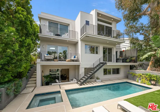 Photo 3 of Single family home for sale at 928 Las Lomas Ave, Pacific Palisades, CA 90272 | MLS# 26839871 | Listing updated on 2026-10-05