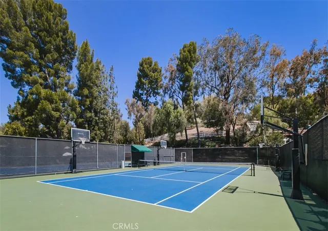 Homes for sale in Hidden Hills, CA | 5238 Twin Oaks, Hidden Hills, CA 91302 | Houzeo