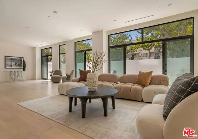 4th image of 425 N Palm Dr, Beverly Hills, CA 90210