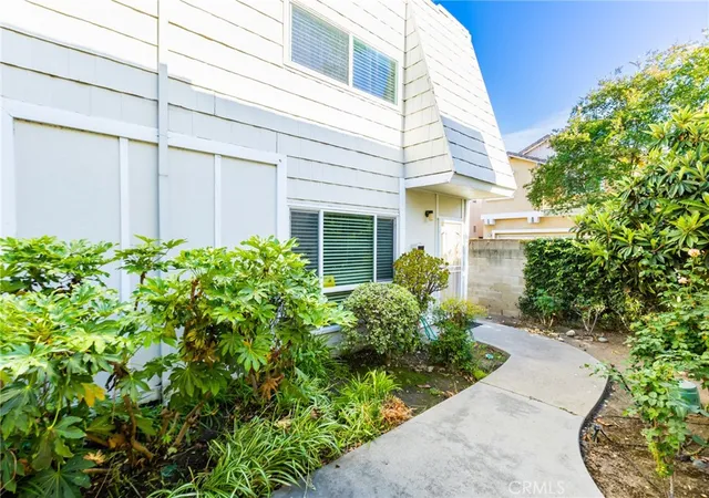 Condo for sale at 1434 Highland Ave #8, Duarte, CA 91010 | MLS# AR26116495
