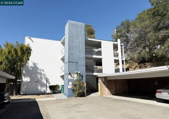 3rd image of 944 Walpert St, Hayward, CA 94544 | MLS# 41136438