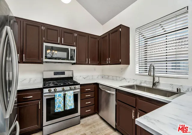 5th image of 18129 Erik Ct #328, Canyon Country, CA 91387 | MLS# 26780625