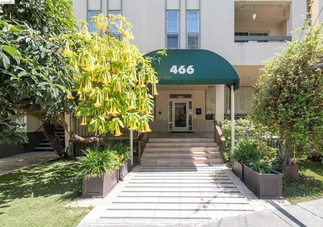 2nd image of 466 Crescent St, Oakland, CA 94610