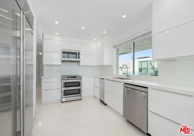 5th image of 2419 Ocean Front Walk, Venice, CA 90291 | MLS# 26835607