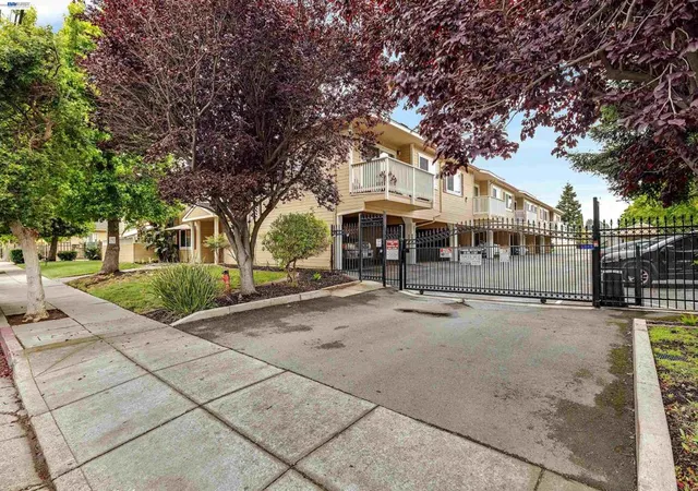Homes for sale in San Leandro, CA | 1570 165th Ave, San Leandro, CA 94578 | Houzeo