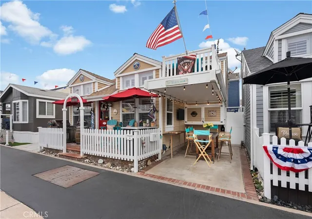 Photo 2 of Sale Pending at 39 El Paseo, Newport Beach, CA 92663 | MLS# OC26117157 | Listing updated on 2026-09-30