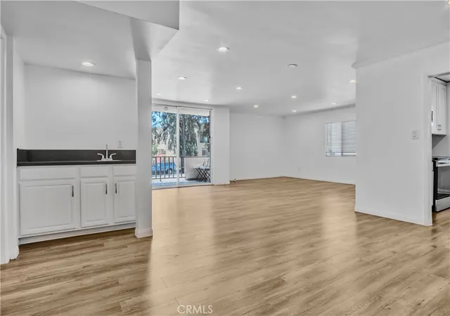 4th image of 12955 Riverside Dr #102, Sherman Oaks, CA 91423 | MLS# SR26115759