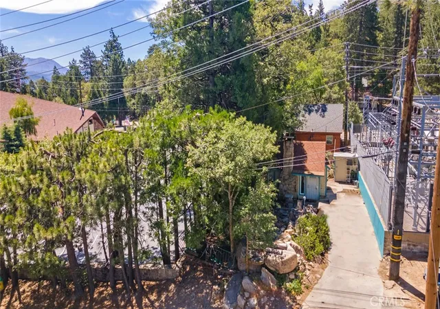 2nd image of 27601 Weirwood Dr, Lake Arrowhead, CA 92352 | MLS# IV26117152