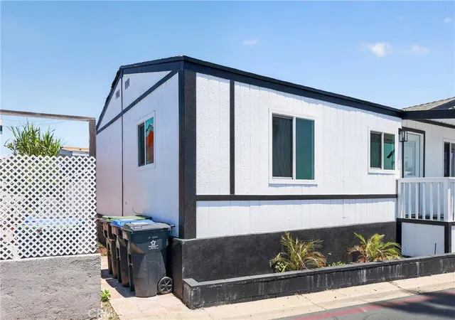 Photo 4 of Sale Pending at 215 S Sullivan St #220, Santa Ana, CA 92704 | MLS# PW26118149 | Listing updated on 2026-10-06