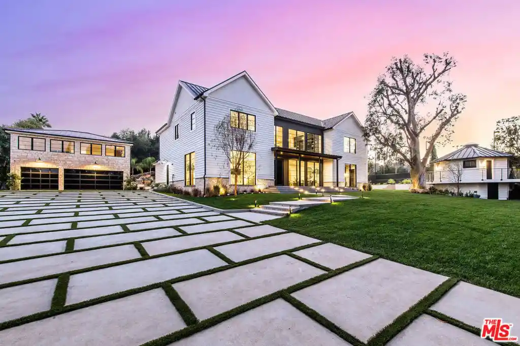 Photo 1 of Mansion for sale at 18762 Wells Dr, Tarzana, CA 91356 | MLS# 26837409 | Listing updated on 2026-10-18