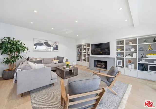 2nd image of 13082 Mindanao Wy #27, Marina Del Rey, CA 90292 | MLS# 26839587
