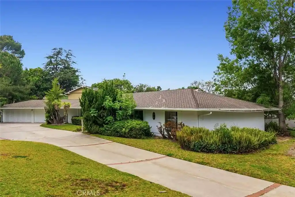 Photo 1 of Single family home for sale at 975 Valley Vista Dr, Camarillo, CA 93010 | MLS# SR26118965 | Listing updated on 2026-10-17