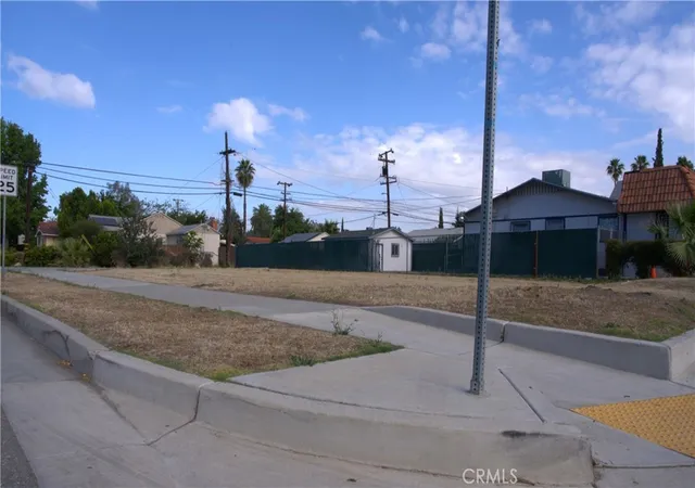 2nd image of 231 H Street, Bakersfield, CA 93304 | MLS# SR26113550