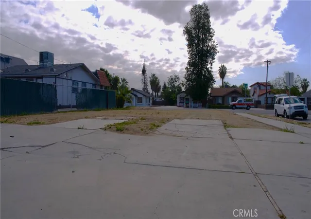 3rd image of 231 H Street, Bakersfield, CA 93304 | MLS# SR26113550