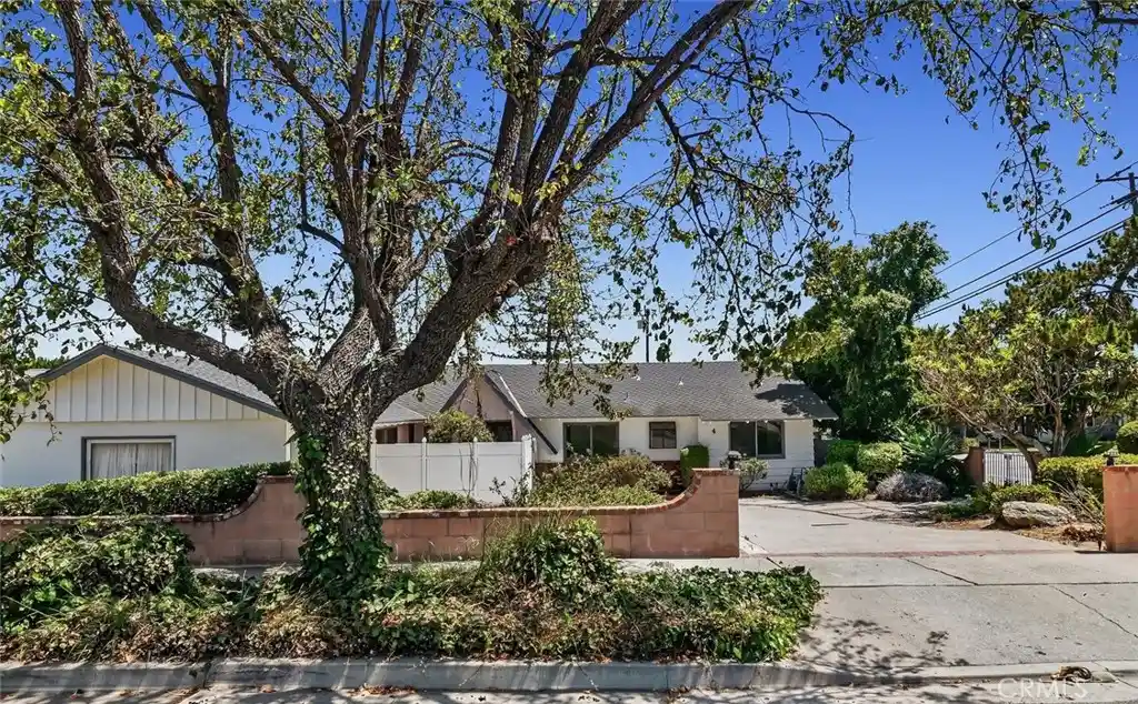 Photo 1 of Single family home for sale at 4 Mansfield Ln, Camarillo, CA 93010 | MLS# SR26119027 | Listing updated on 2026-10-19