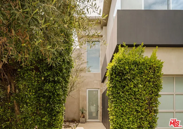Photo 2 of Single family home for sale at 721 N Vista St, Los Angeles, CA 90046 | MLS# 26841475 | Listing updated on 2026-10-05