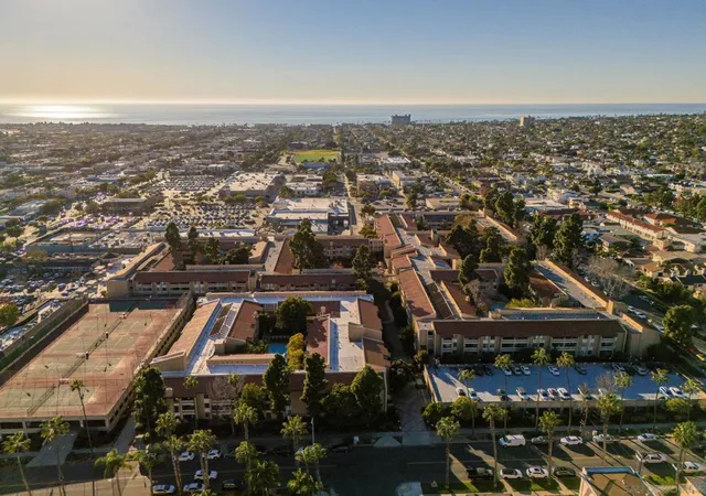 2nd image of 1855 Diamond St, San Diego, CA 92109