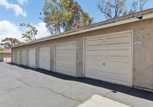Homes for sale in Vista, CA | 669 Diamond Way, Vista, CA 92083 | Houzeo