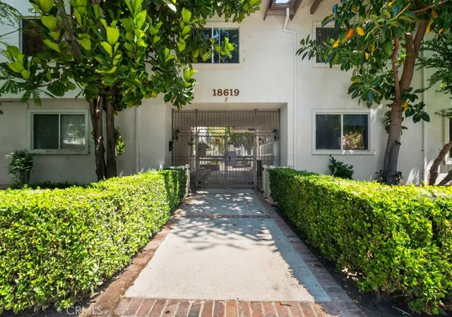1st image of 18619 Collins #F30, Tarzana, CA 91356 | MLS# SR26117290