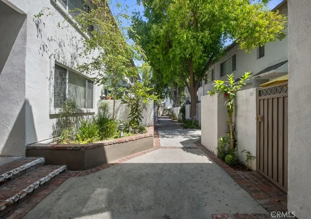 2nd image of 18619 Collins #F30, Tarzana, CA 91356 | MLS# SR26117290