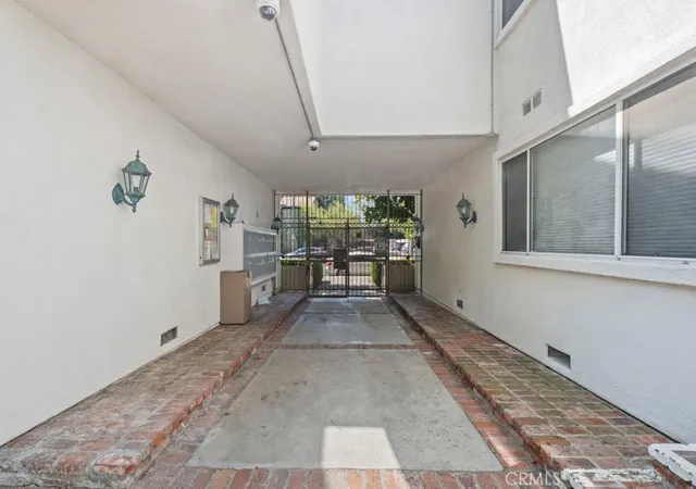 3rd image of 18619 Collins #F30, Tarzana, CA 91356 | MLS# SR26117290