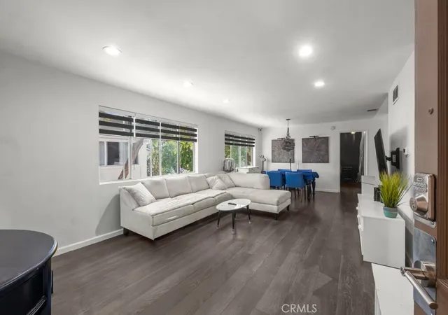 4th image of 18619 Collins #F30, Tarzana, CA 91356 | MLS# SR26117290