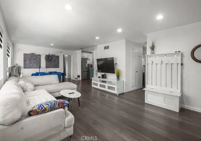 5th image of 18619 Collins #F30, Tarzana, CA 91356 | MLS# SR26117290