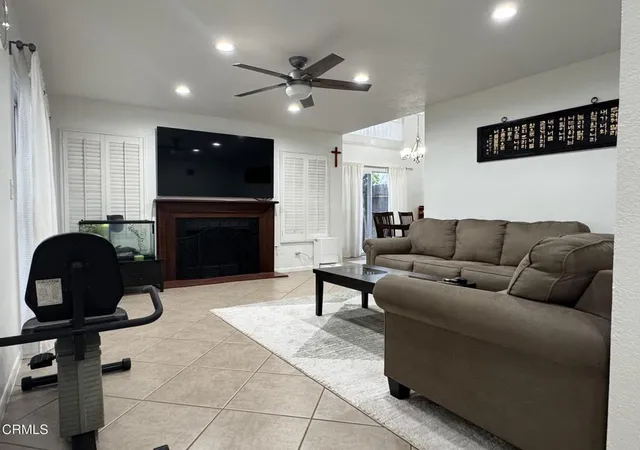 4th image of 11337 Dronfield Ter #4, Los Angeles, CA 91331 | MLS# P1-27425
