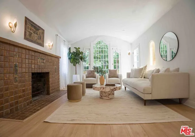 1st image of 935 Venezia Ave, Venice, CA 90291 | MLS# 26835373