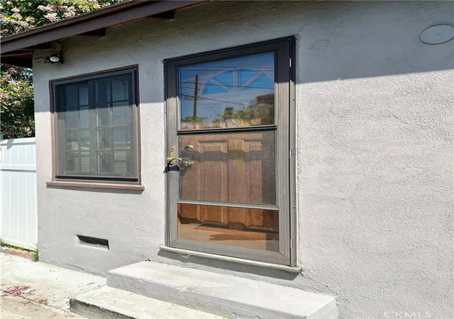 Photo 2 of Sale Pending at 10550 Oxnard St, North Hollywood, CA 91606 | MLS# GD26119920 | Listing updated on 2026-09-21