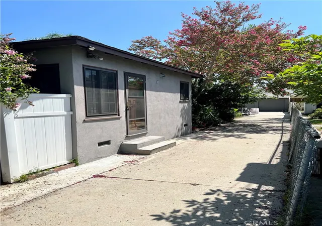 Photo 3 of Sale Pending at 10550 Oxnard St, North Hollywood, CA 91606 | MLS# GD26119920 | Listing updated on 2026-09-21